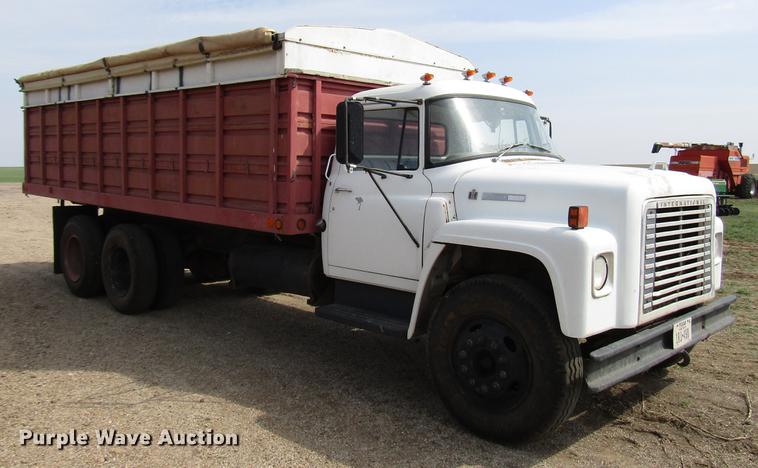 image for item DF7912 1975 International 1700 grain truck