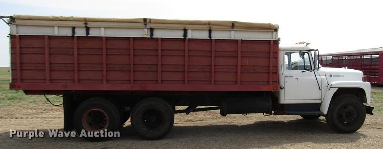 image for item DF7912 1975 International 1700 grain truck