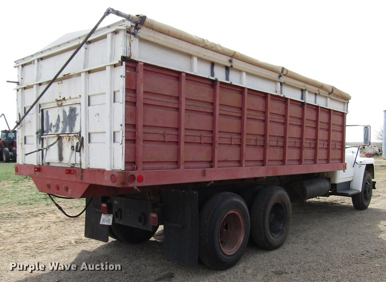 image for item DF7912 1975 International 1700 grain truck
