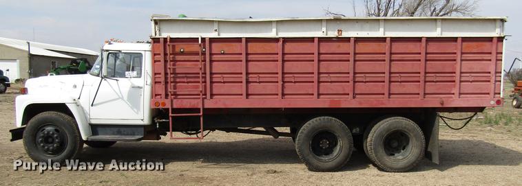 image for item DF7912 1975 International 1700 grain truck