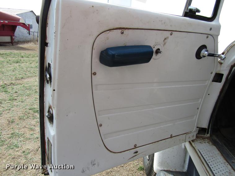 image for item DF7912 1975 International 1700 grain truck