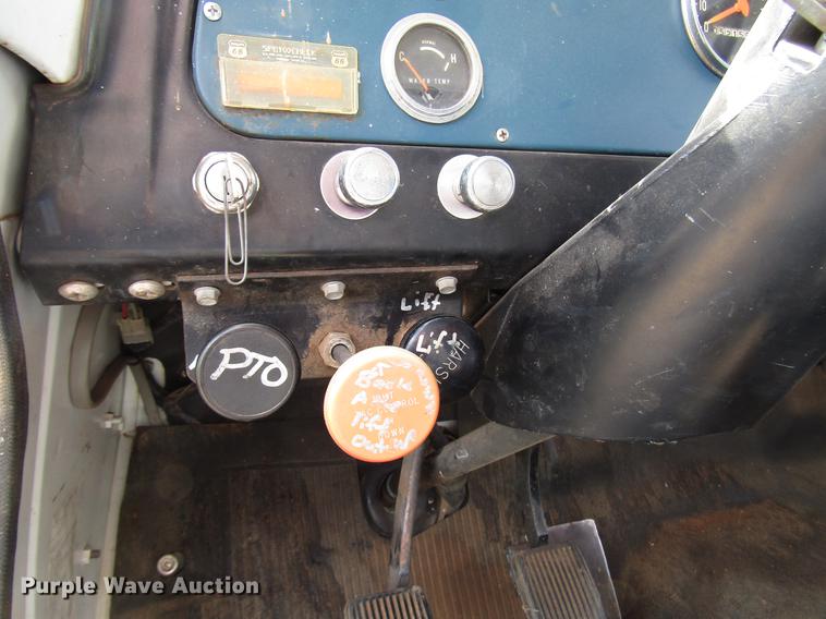 image for item DF7912 1975 International 1700 grain truck