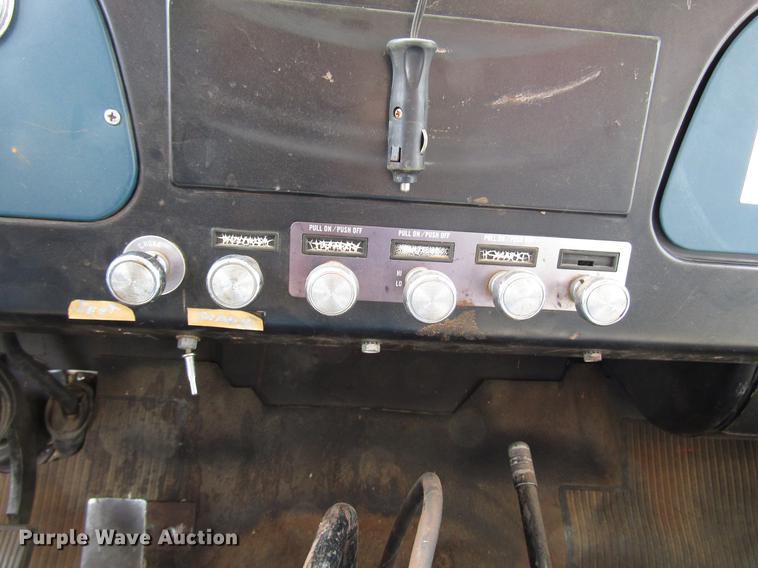 image for item DF7912 1975 International 1700 grain truck