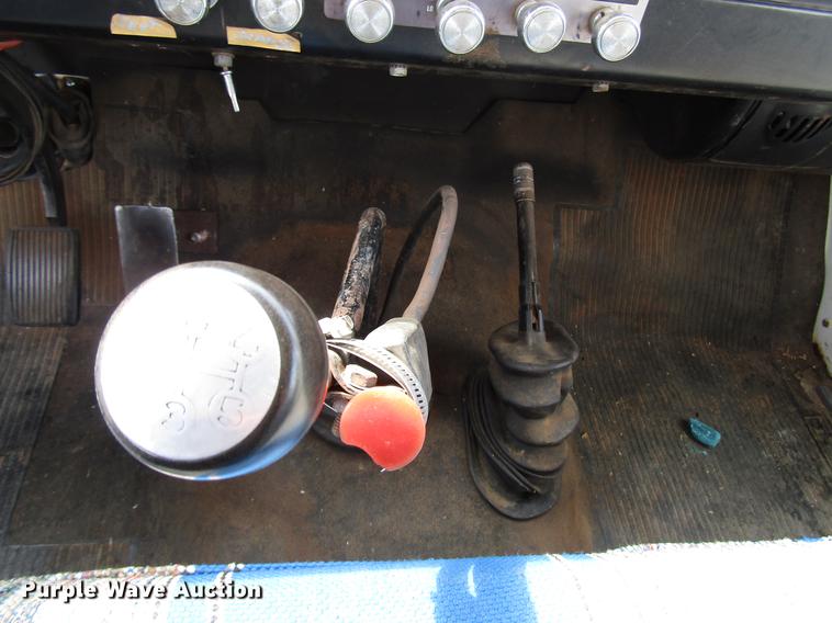 image for item DF7912 1975 International 1700 grain truck