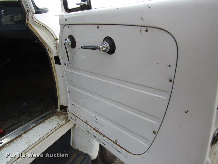 image for item DF7912 1975 International 1700 grain truck