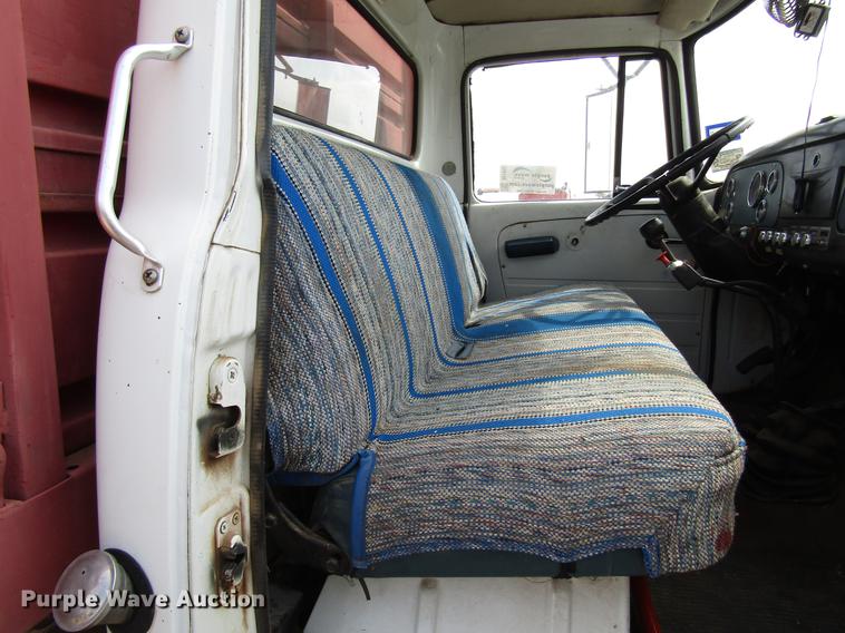 image for item DF7912 1975 International 1700 grain truck