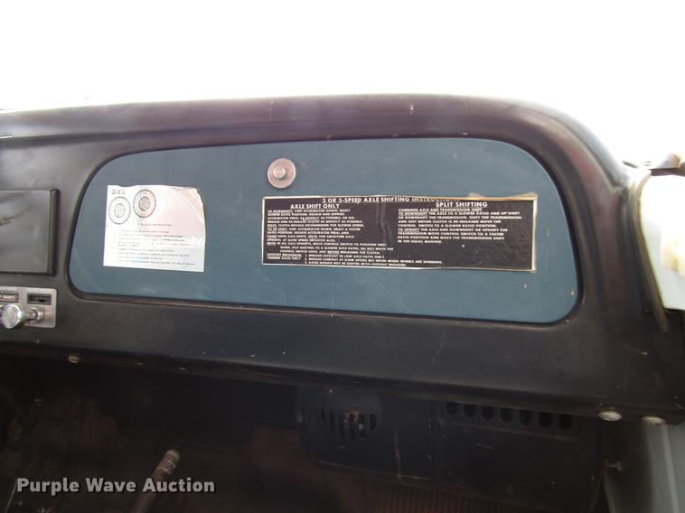 image for item DF7912 1975 International 1700 grain truck