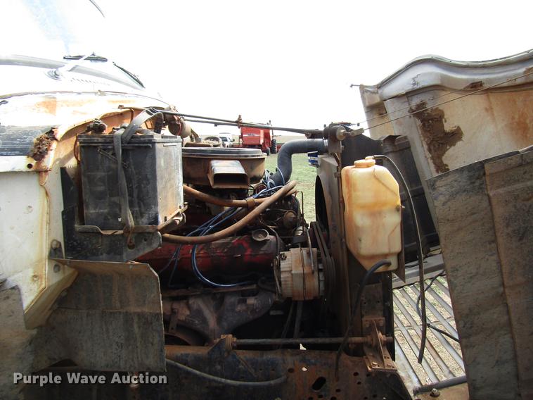 image for item DF7912 1975 International 1700 grain truck