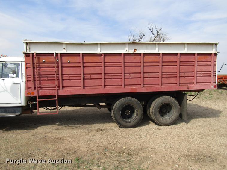 image for item DF7912 1975 International 1700 grain truck