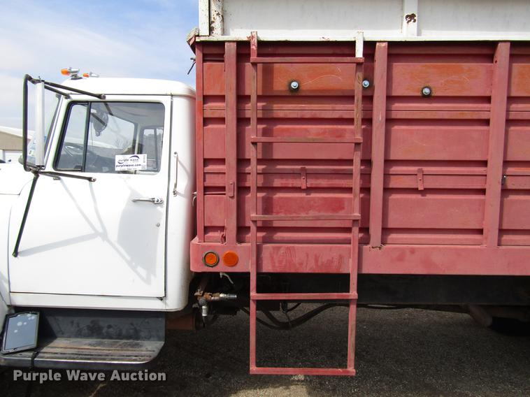 image for item DF7912 1975 International 1700 grain truck