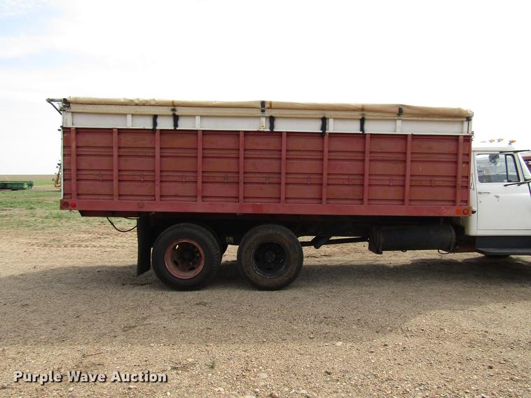 image for item DF7912 1975 International 1700 grain truck