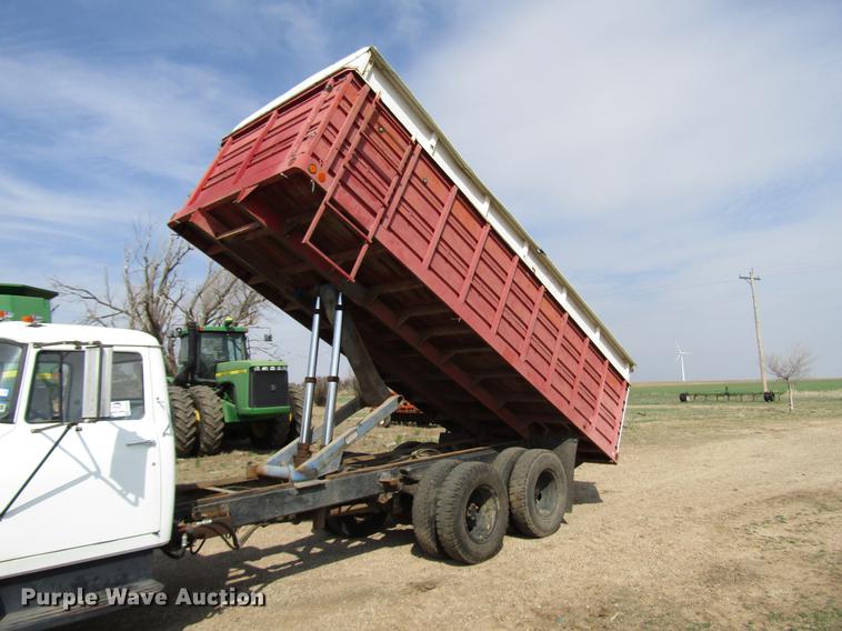 image for item DF7912 1975 International 1700 grain truck
