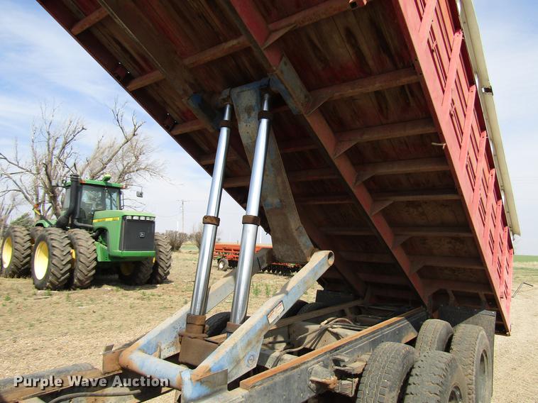image for item DF7912 1975 International 1700 grain truck