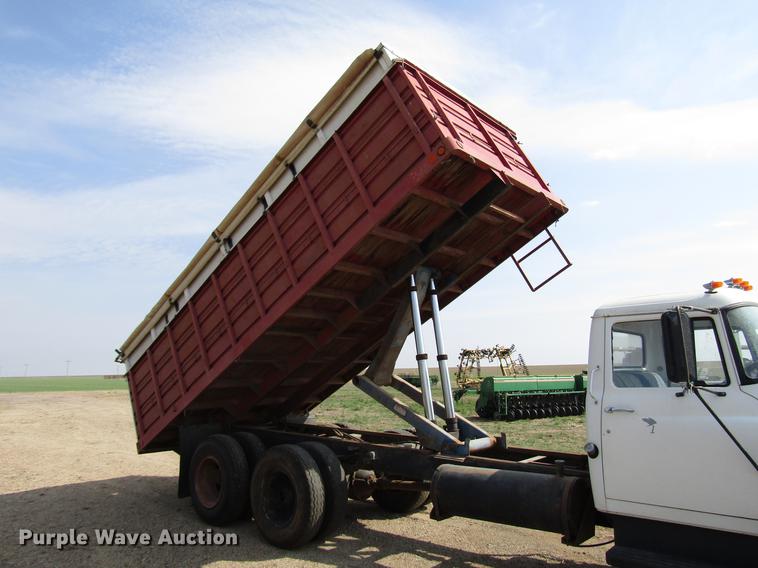 image for item DF7912 1975 International 1700 grain truck