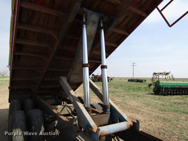 image for item DF7912 1975 International 1700 grain truck