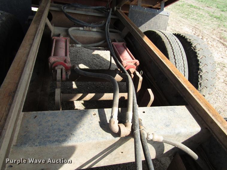 image for item DF7912 1975 International 1700 grain truck