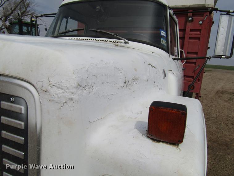 image for item DF7912 1975 International 1700 grain truck
