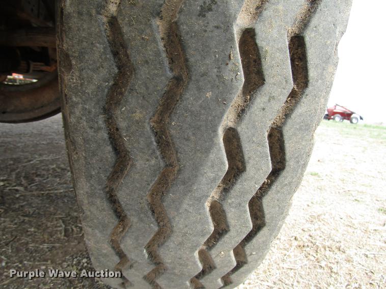 image for item DF7912 1975 International 1700 grain truck