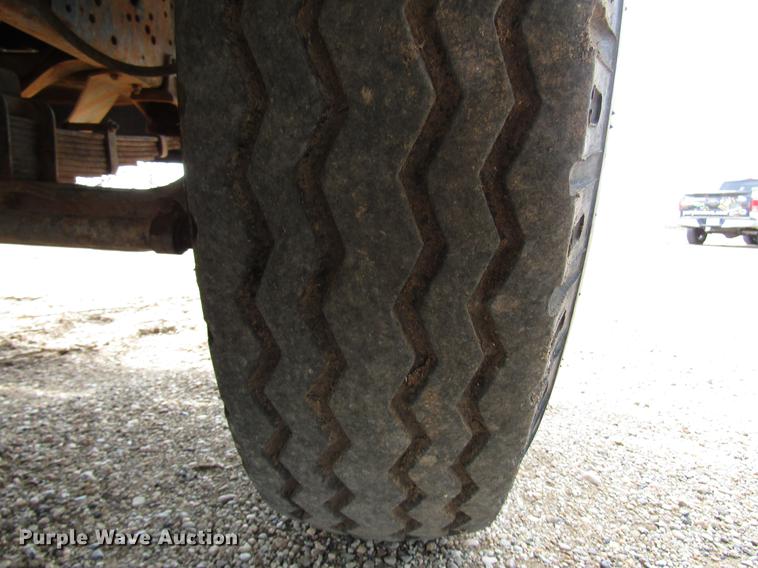 image for item DF7912 1975 International 1700 grain truck