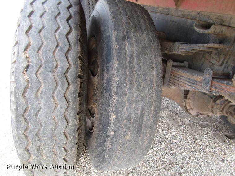 image for item DF7912 1975 International 1700 grain truck