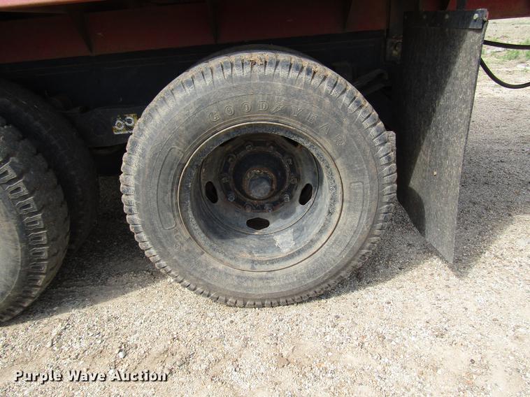 image for item DF7912 1975 International 1700 grain truck