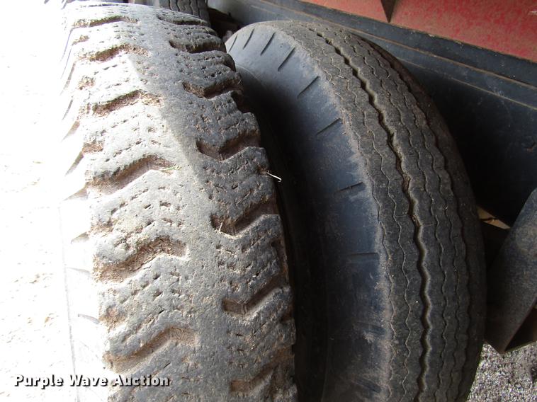 image for item DF7912 1975 International 1700 grain truck