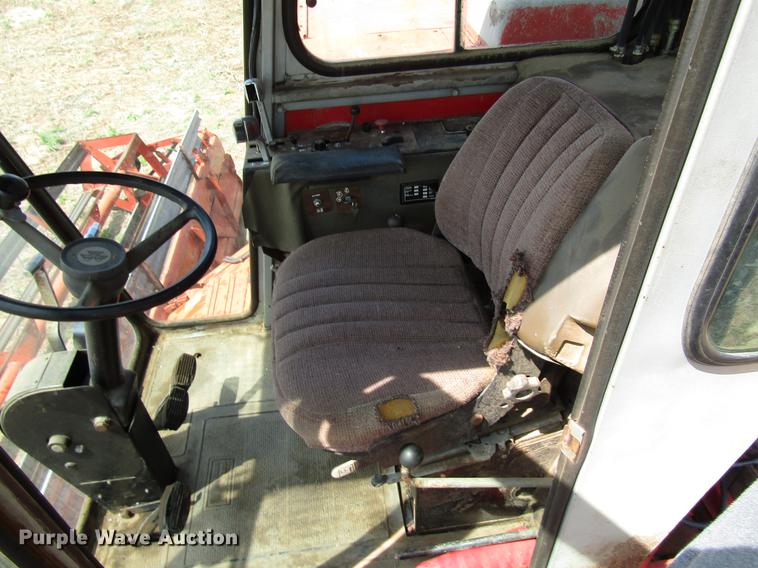 image for item DF7916 1983 Massey-Ferguson 860 combine