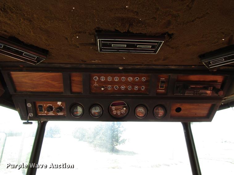 image for item DF7916 1983 Massey-Ferguson 860 combine