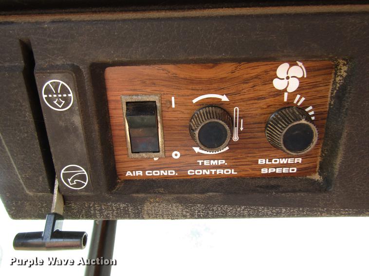 image for item DF7916 1983 Massey-Ferguson 860 combine