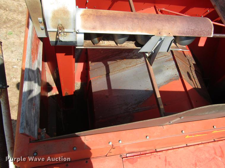 image for item DF7916 1983 Massey-Ferguson 860 combine