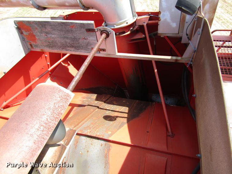 image for item DF7916 1983 Massey-Ferguson 860 combine