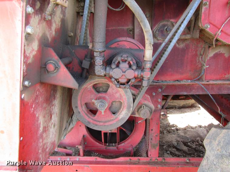 image for item DF7916 1983 Massey-Ferguson 860 combine