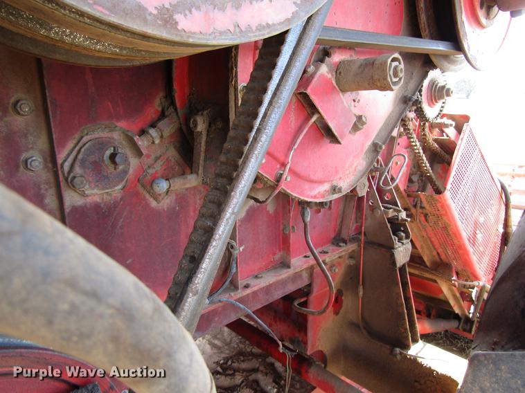 image for item DF7916 1983 Massey-Ferguson 860 combine