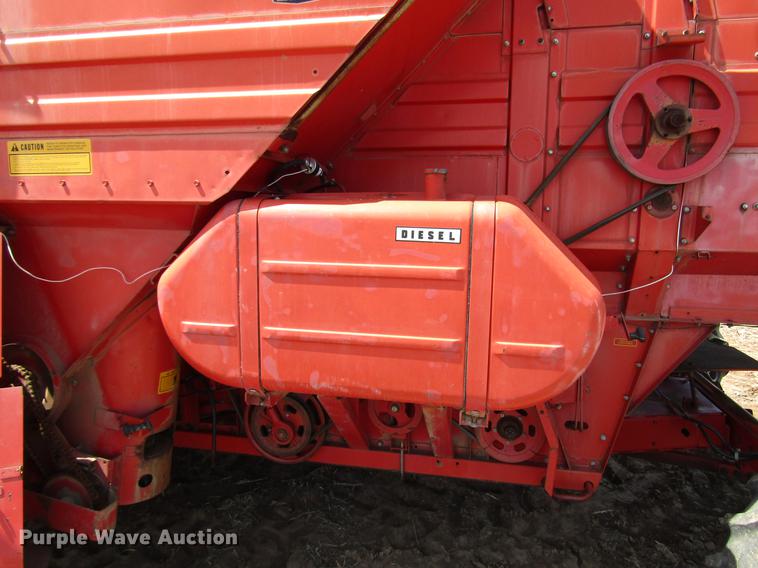 image for item DF7916 1983 Massey-Ferguson 860 combine