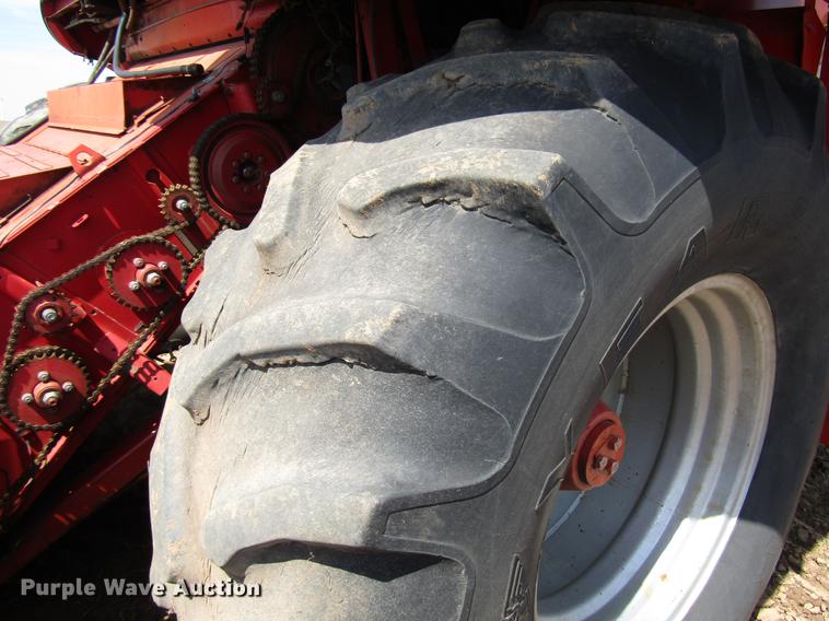 image for item DF7916 1983 Massey-Ferguson 860 combine