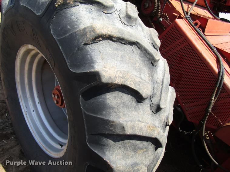 image for item DF7916 1983 Massey-Ferguson 860 combine