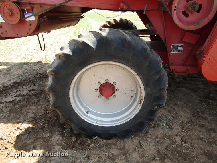 image for item DF7916 1983 Massey-Ferguson 860 combine