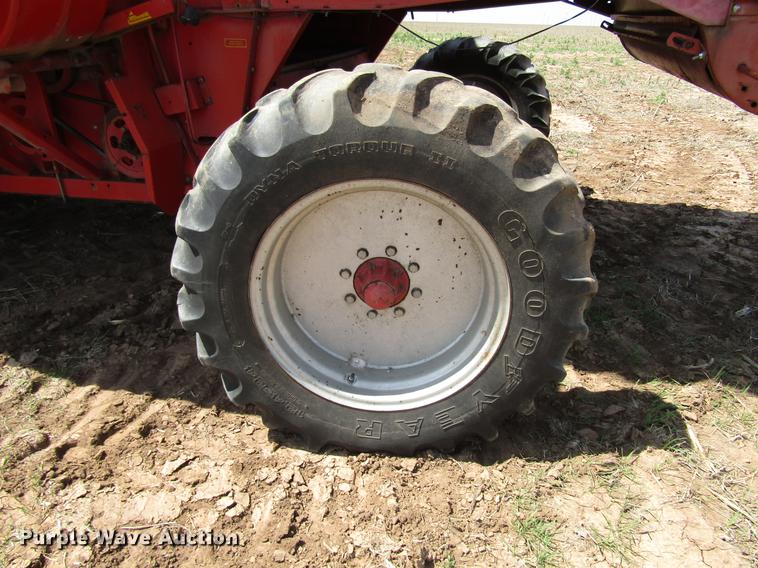 image for item DF7916 1983 Massey-Ferguson 860 combine