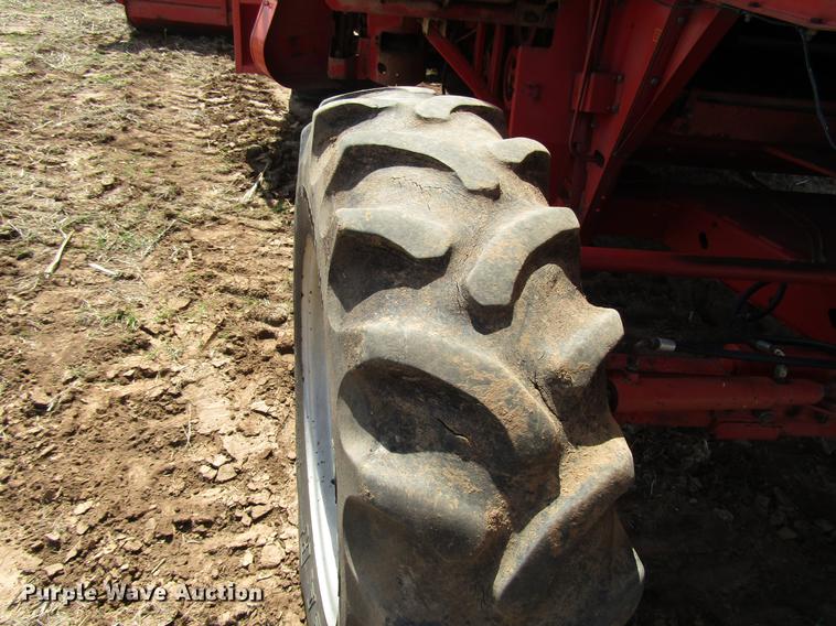 image for item DF7916 1983 Massey-Ferguson 860 combine