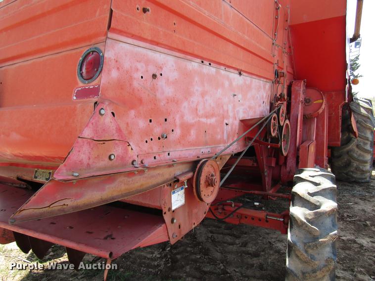 image for item DF7916 1983 Massey-Ferguson 860 combine