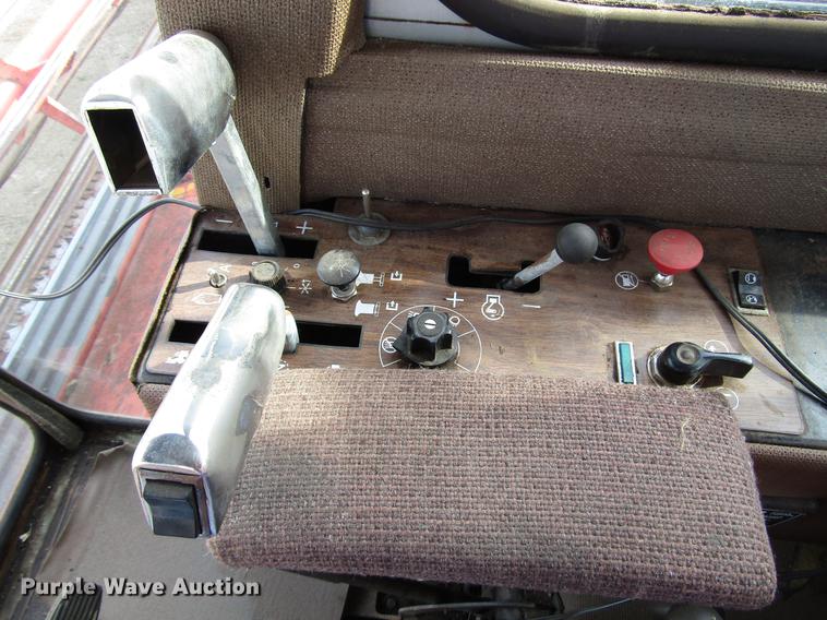 image for item DF7926 1983 Massey-Ferguson 860 combine