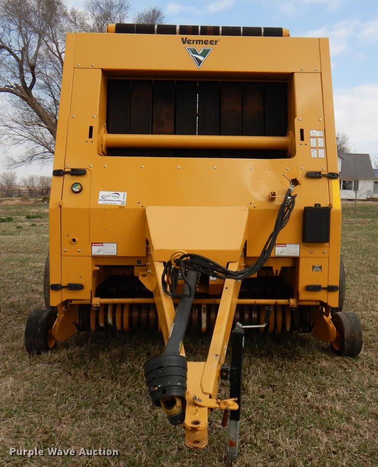 image for item DG0952 2012 Vermeer 605 Super M round baler