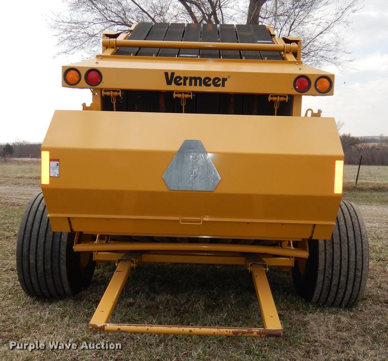 image for item DG0952 2012 Vermeer 605 Super M round baler