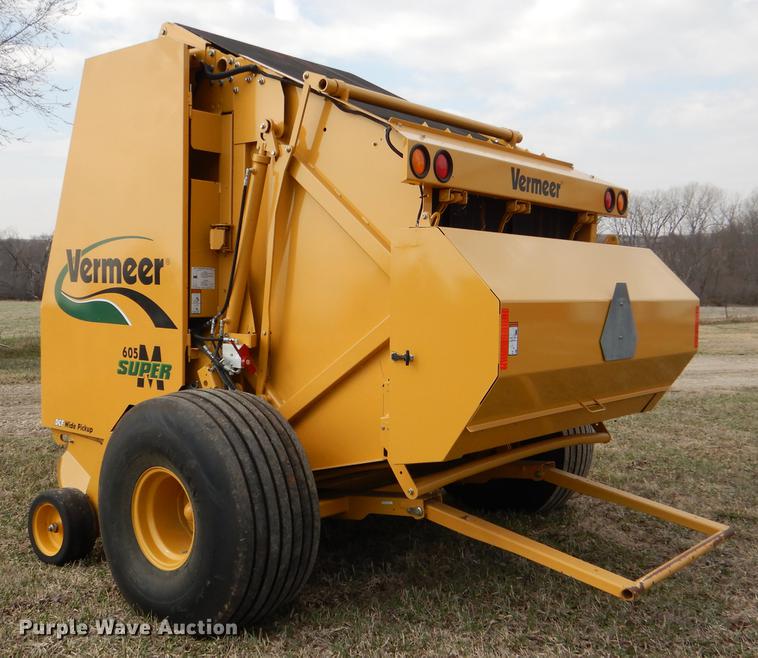 image for item DG0952 2012 Vermeer 605 Super M round baler