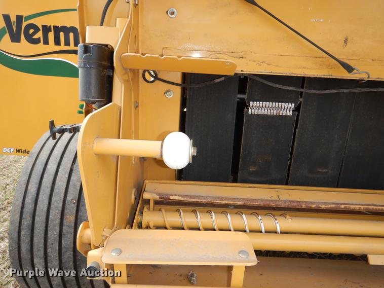 image for item DG0952 2012 Vermeer 605 Super M round baler