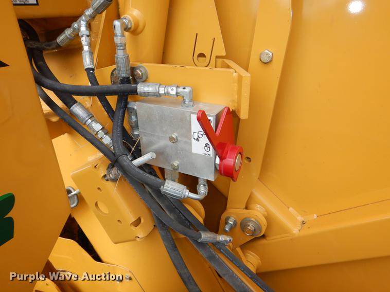 image for item DG0952 2012 Vermeer 605 Super M round baler