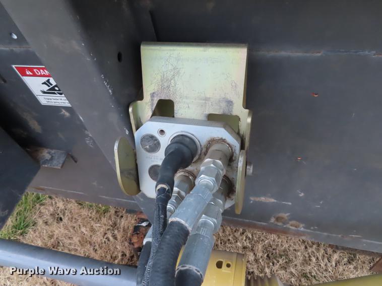 image for item DN9070 2007 Massey-Ferguson 8200 flex head