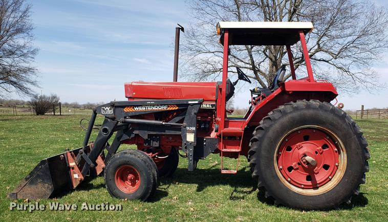 image for item EN9856 1981 International 986 tractor