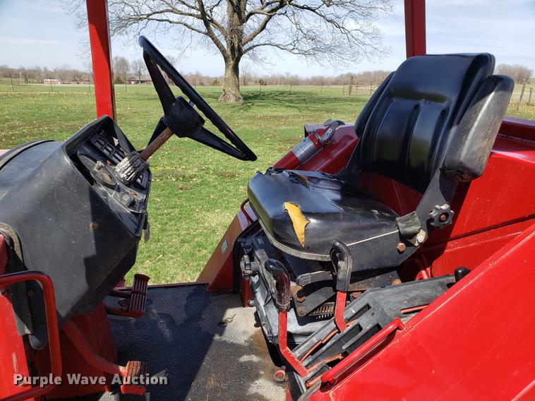 image for item EN9856 1981 International 986 tractor