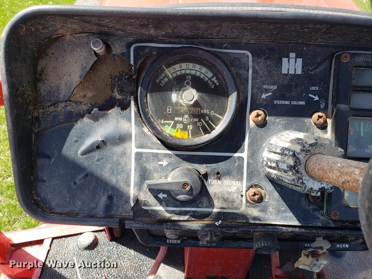 image for item EN9856 1981 International 986 tractor